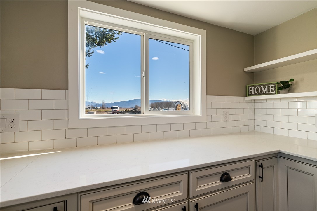 1077 Hampton Road Lynden, WA 98264 - Photo 9 of 25 a bathroom with a sink and a mirror