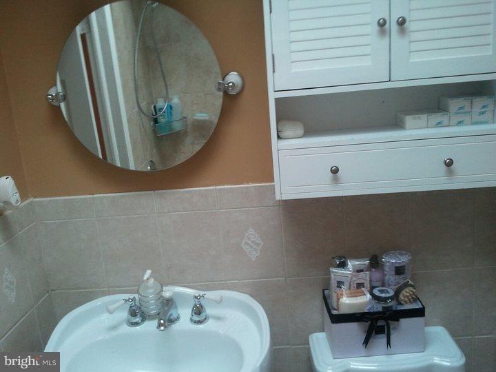 7670 Sherwood Road Philadelphia, PA 19151 - Photo 13 of 18 Bedroom - Main