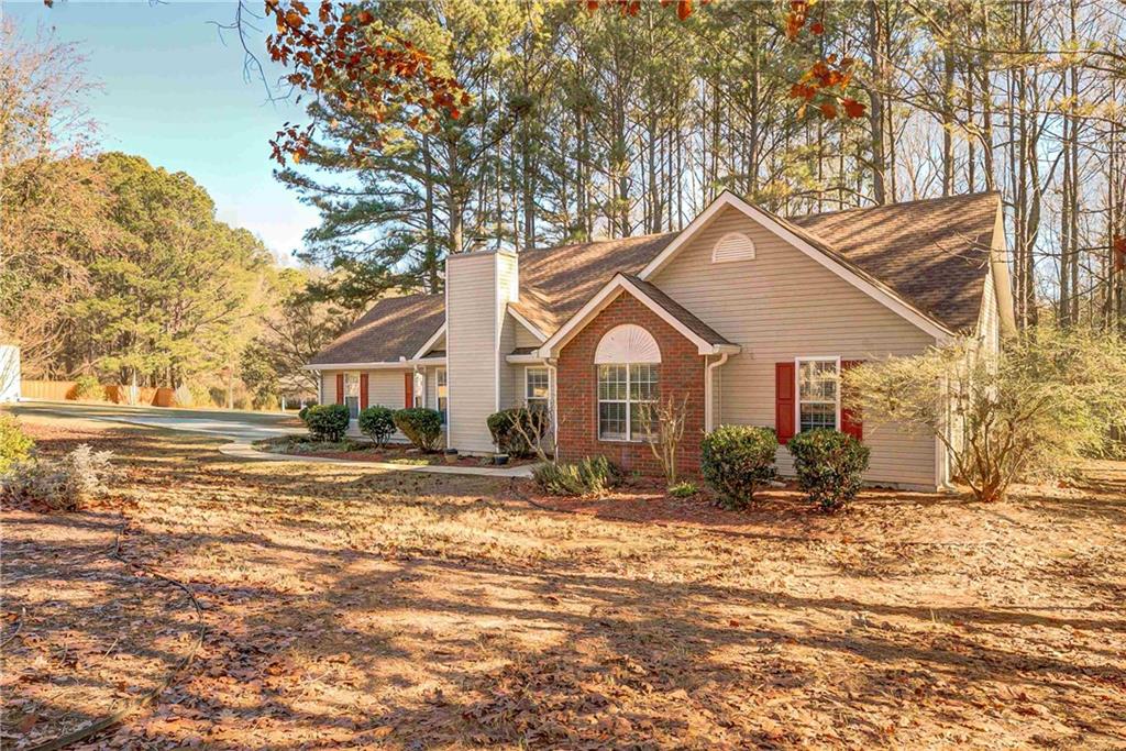 7 Buck Trail Newnan, GA 30265 - Photo 31 of 37 a front view of a house with a yard