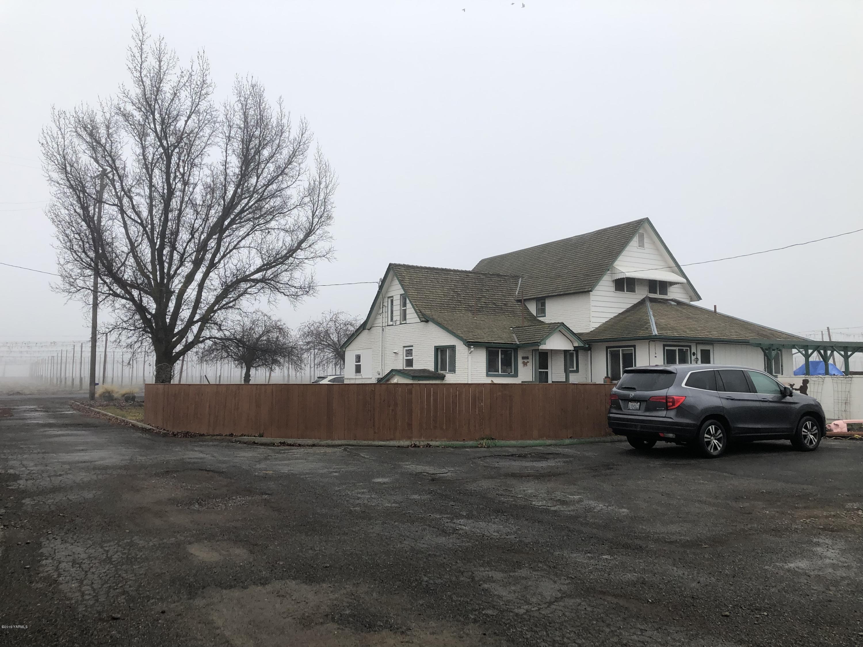 1152 South Rivard Road Moxee, WA 98936 - Photo 11 of 46 a car parked in front of a house