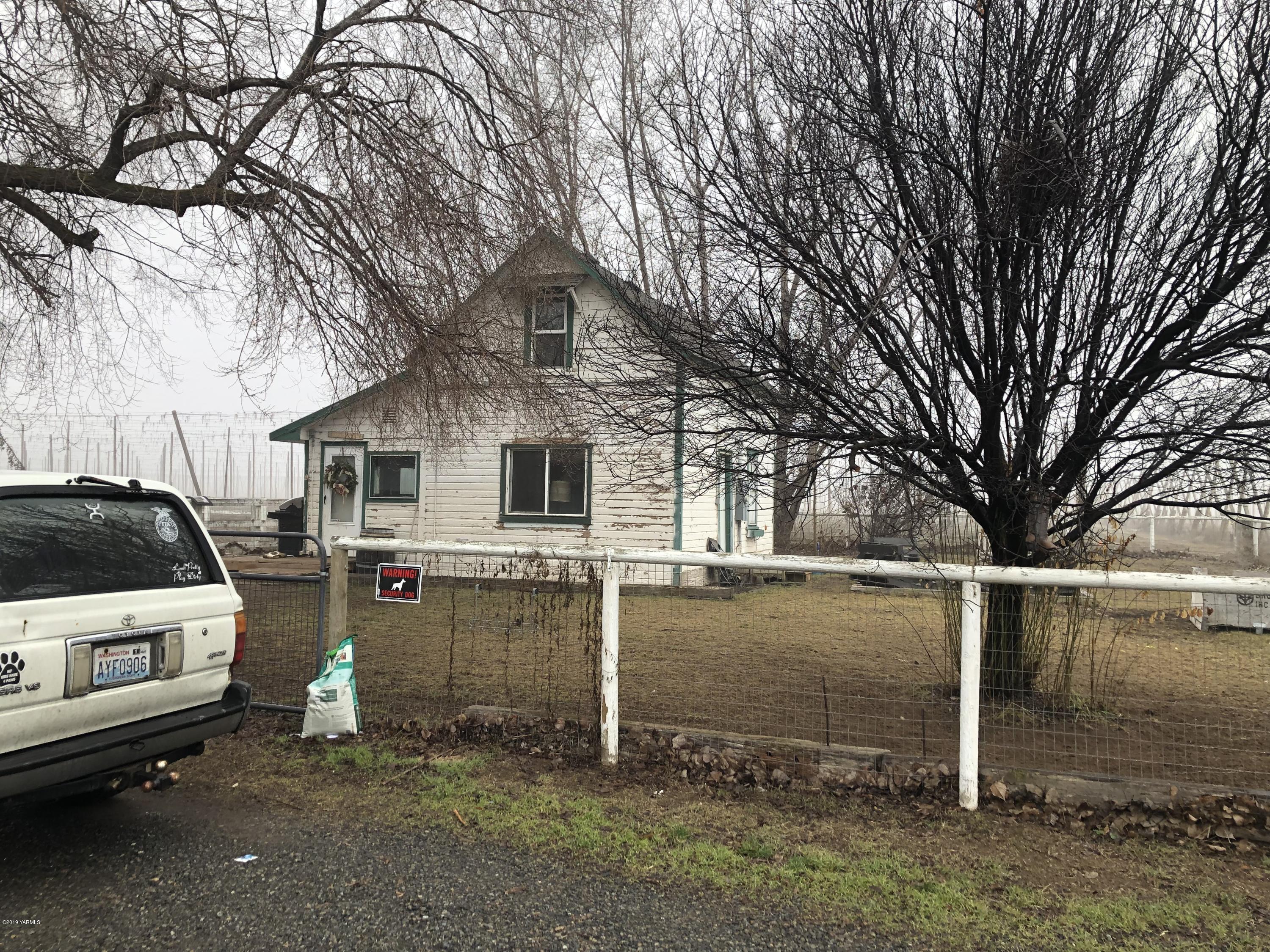 1152 South Rivard Road Moxee, WA 98936 - Photo 17 of 46 a view of a house with a yard