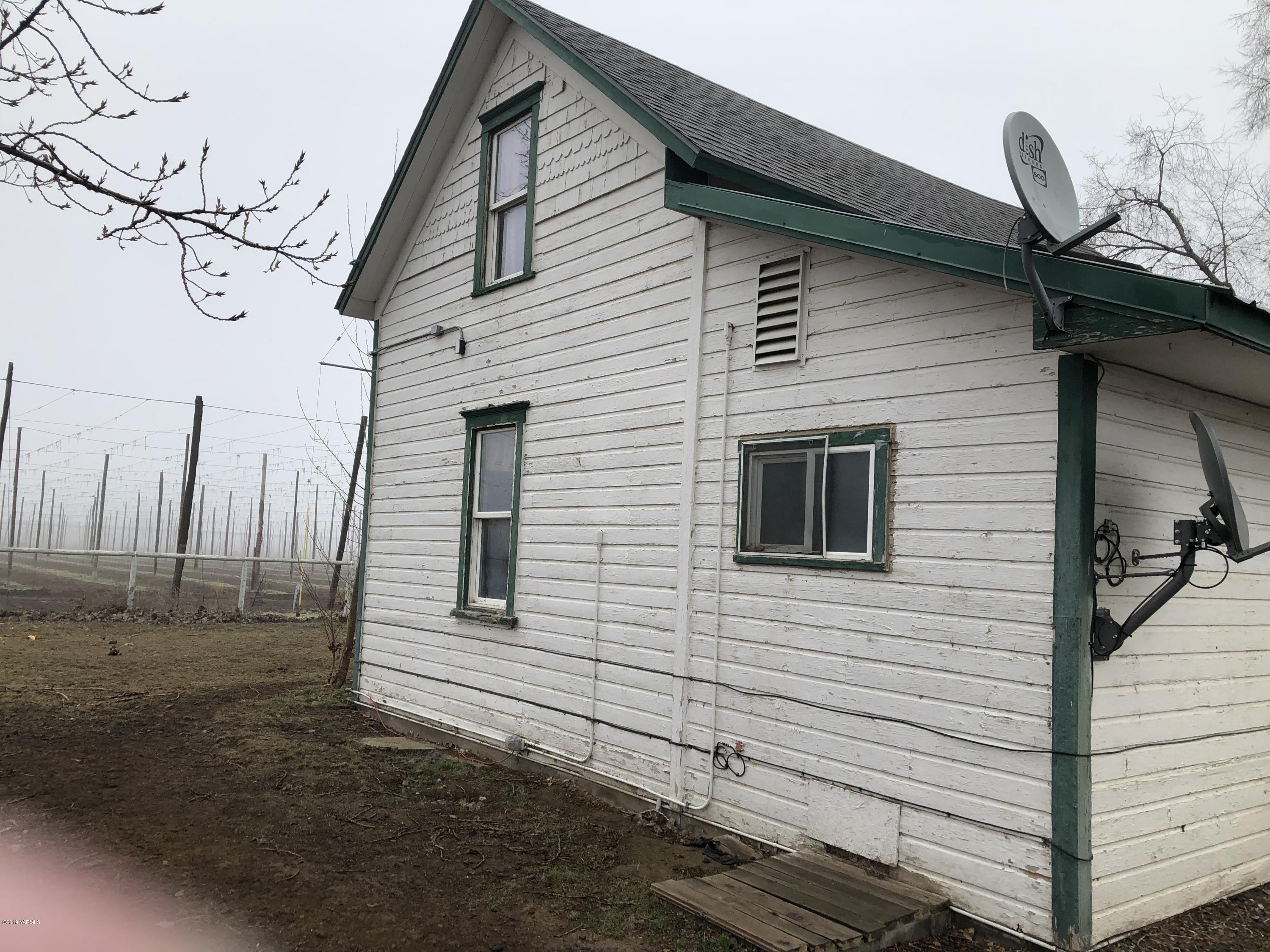 1152 South Rivard Road Moxee, WA 98936 - Photo 18 of 46 a view of a house with a yard and wooden fence