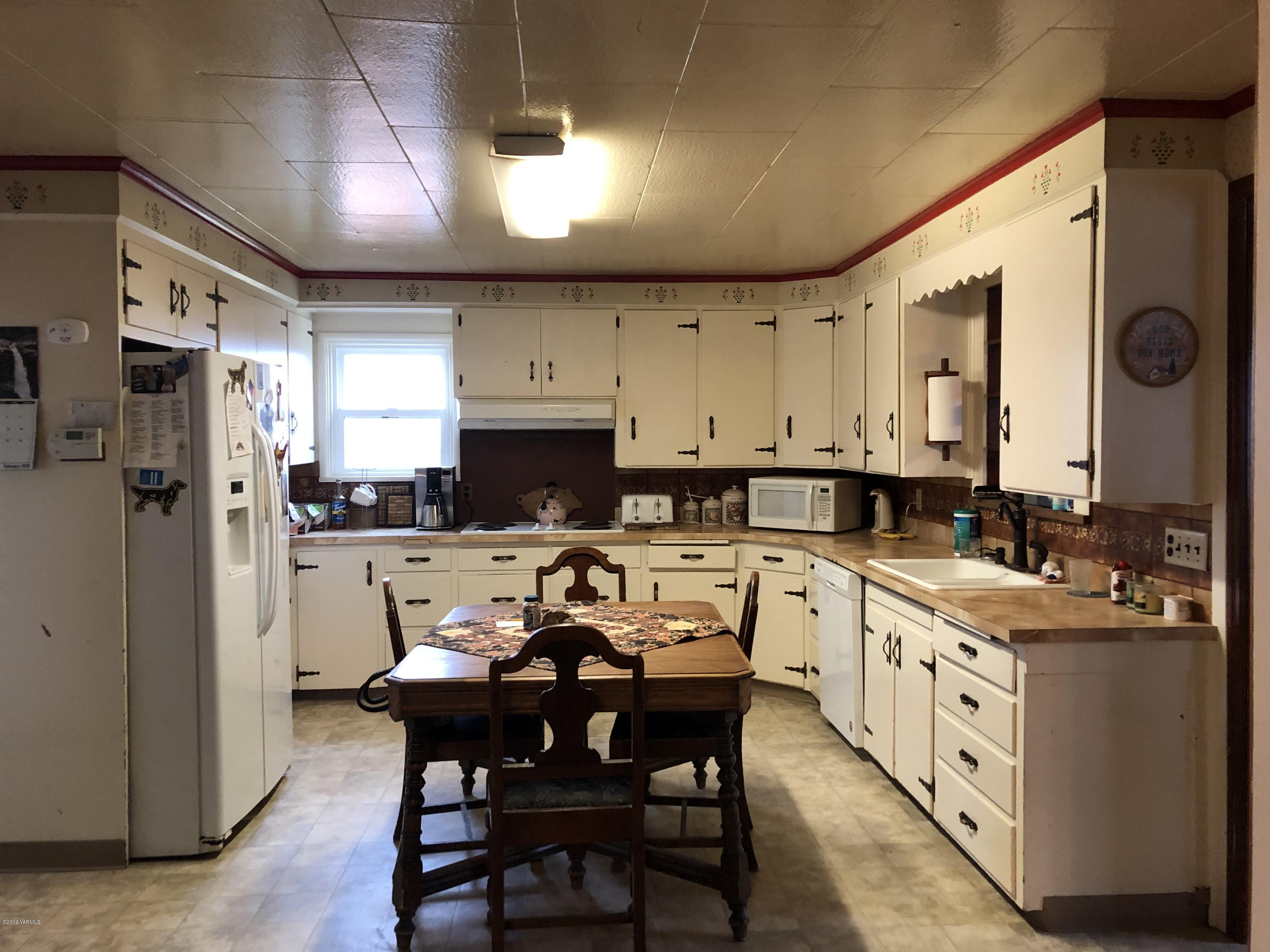 1152 South Rivard Road Moxee, WA 98936 - Photo 24 of 46 a large kitchen with a table and chairs