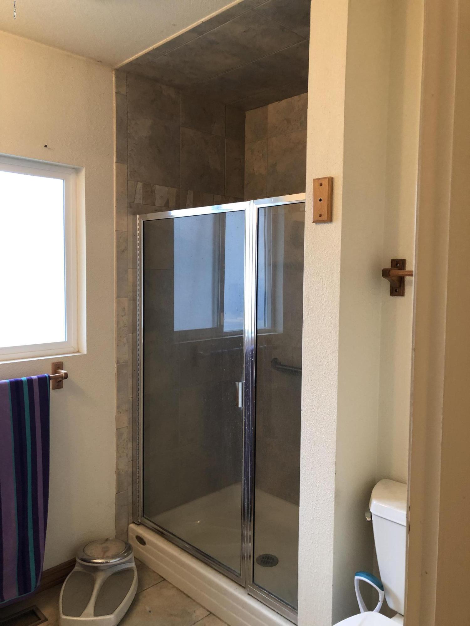 1152 South Rivard Road Moxee, WA 98936 - Photo 31 of 46 a bathroom with a shower