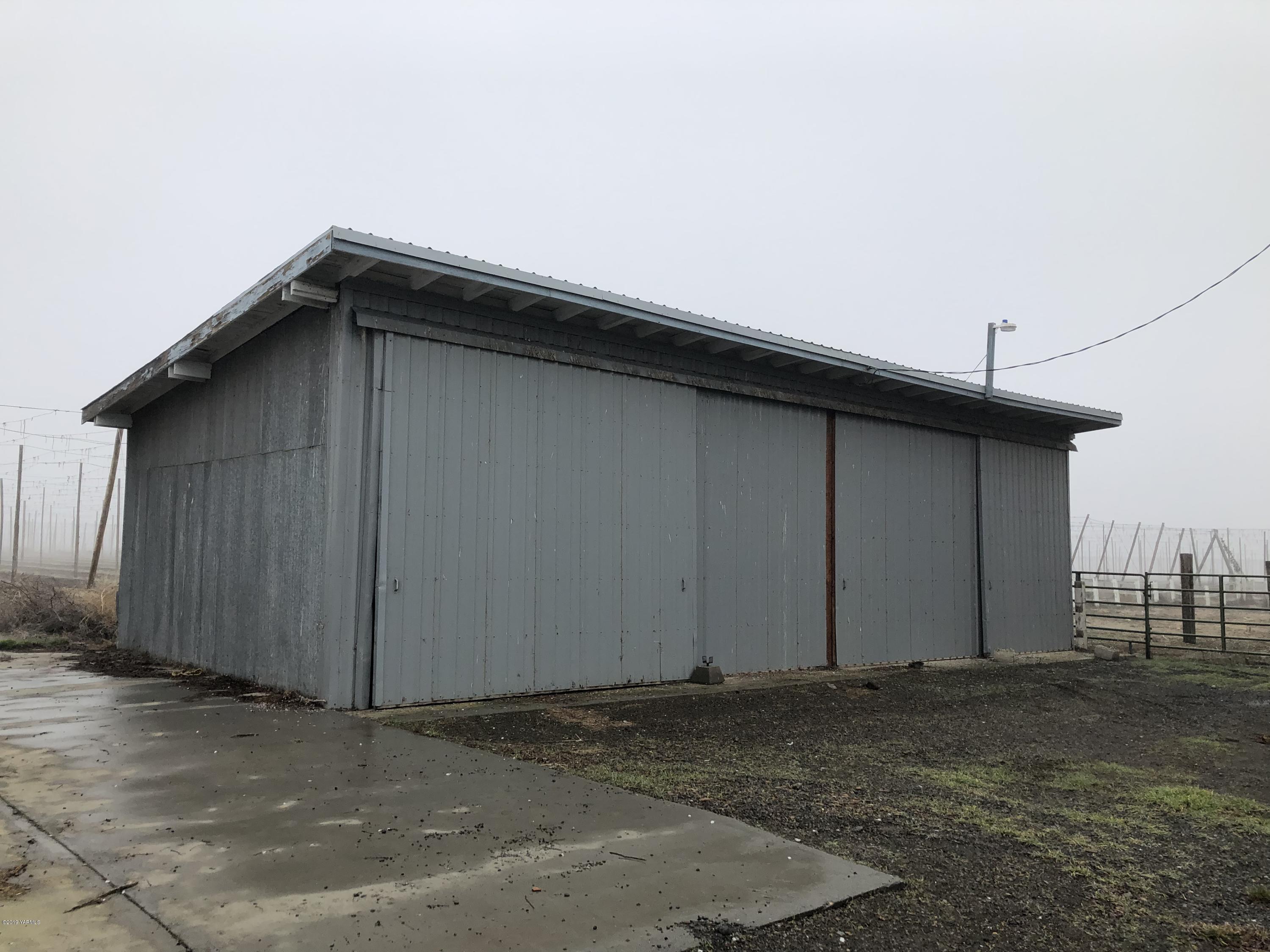 1152 South Rivard Road Moxee, WA 98936 - Photo 6 of 46 a view of a garage