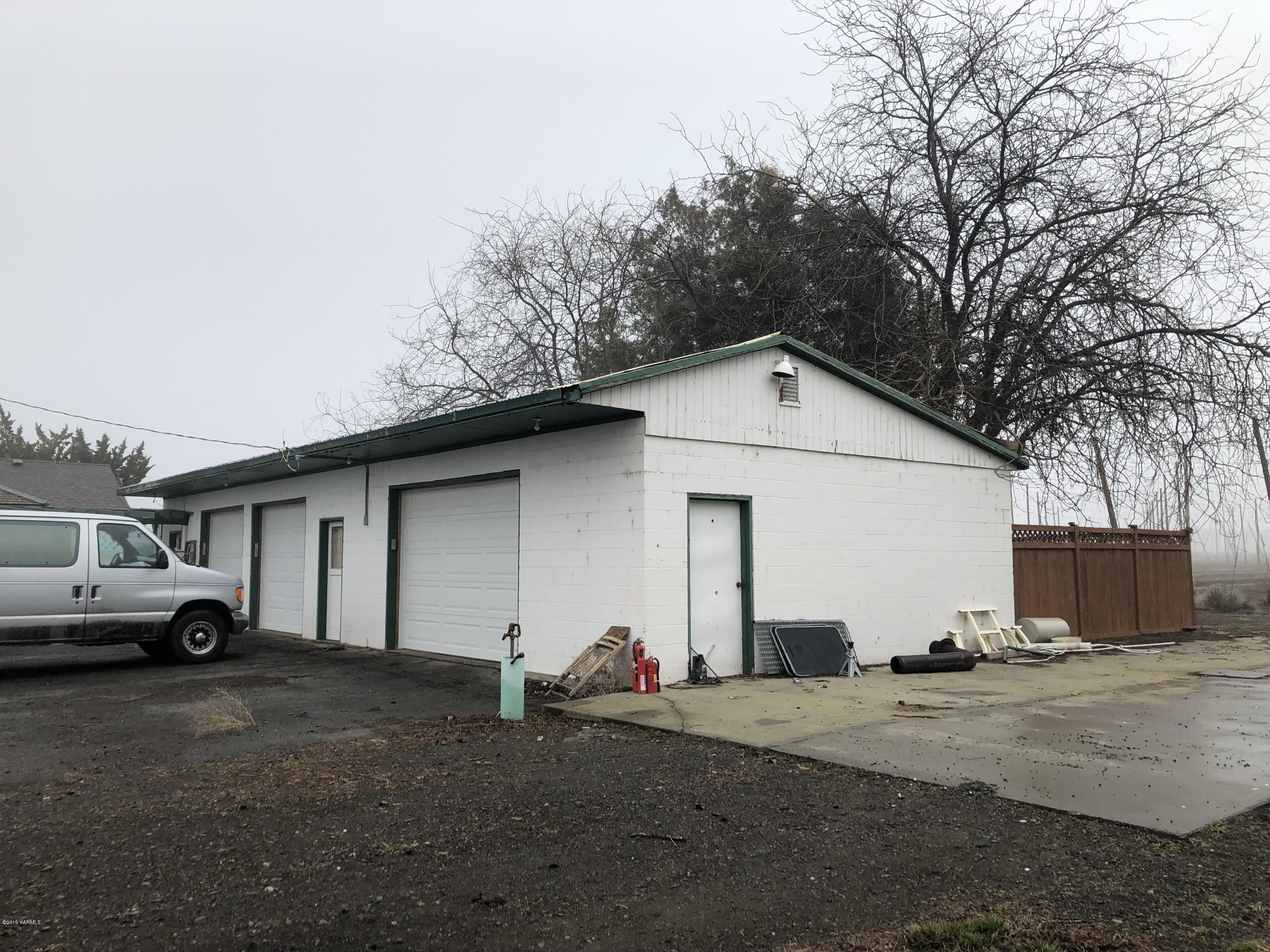 1152 South Rivard Road Moxee, WA 98936 - Photo 10 of 46 a view of a car park in front of house
