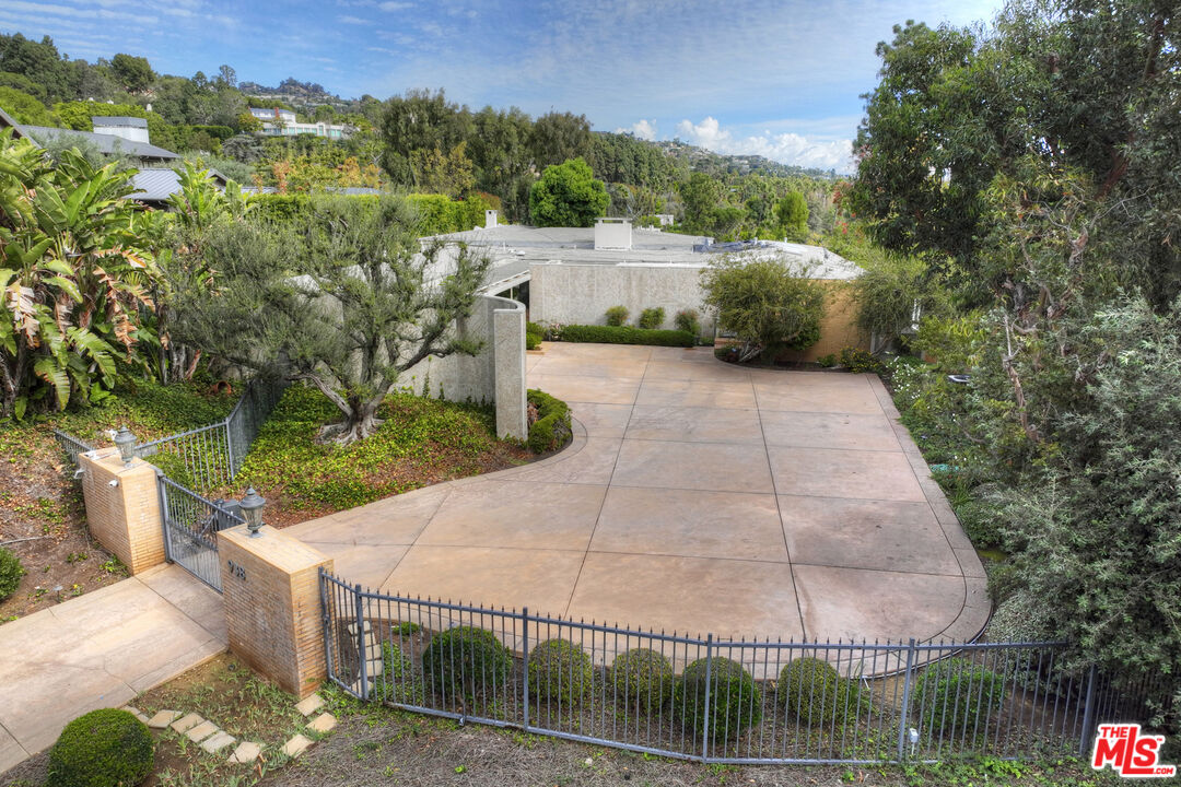 938 North Alpine Drive Beverly Hills, CA 90210 - Photo 2 of 11