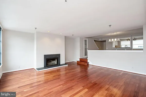 $4,100 | 7 North Christopher Columbus Boulevard, Unit 223, Philadelphia, PA 19106