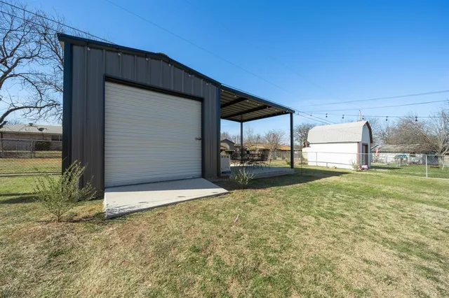 a view of a backyard