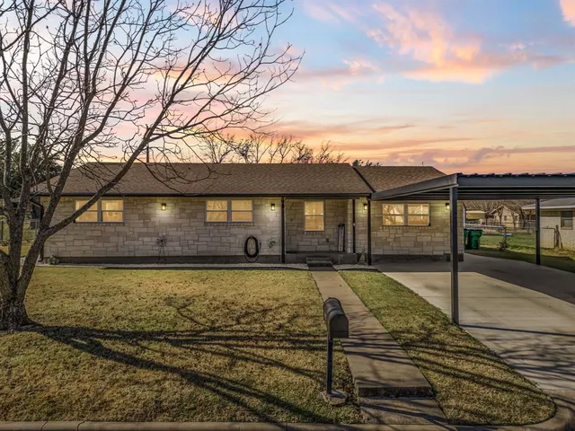 a view of a house with a yard