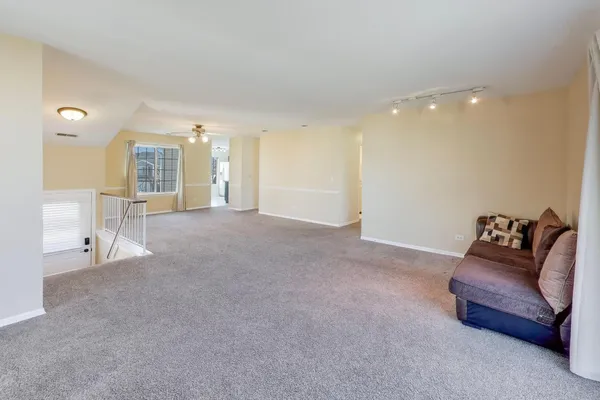 $2,500 | 2122 Southwind Circle, Unit 84, Schaumburg, IL 60169