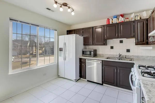 $2,500 | 2122 Southwind Circle, Unit 84, Schaumburg, IL 60169