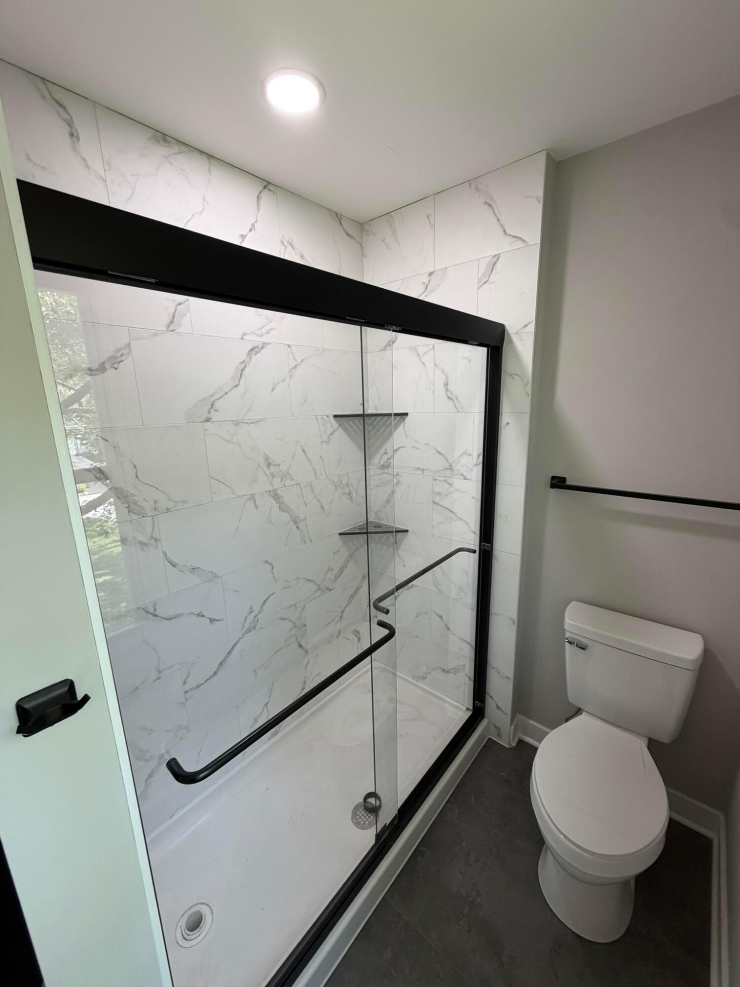 957 Old Farm Road Columbus, OH 43213 - Photo 23 of 35 Primary Bathroom