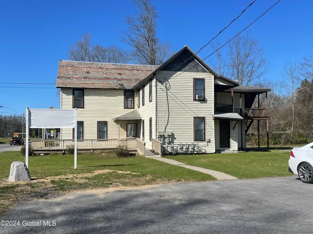 $1,100 | 524 Maple Avenue, Unit 1, Saratoga Springs, NY 12866