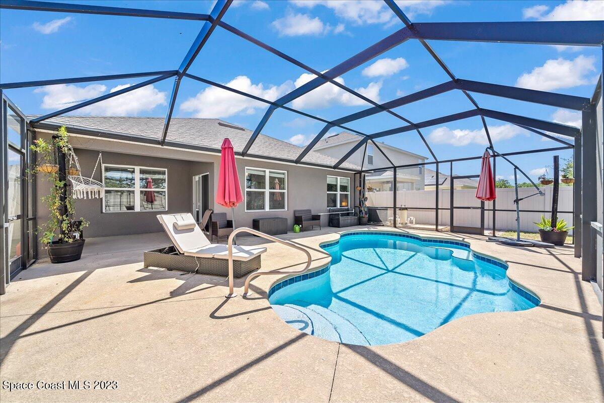 4480 Pagosa Springs Circle Melbourne, FL 32901 - Photo 25 of 41 a view of a patio with a table and chairs under an umbrella