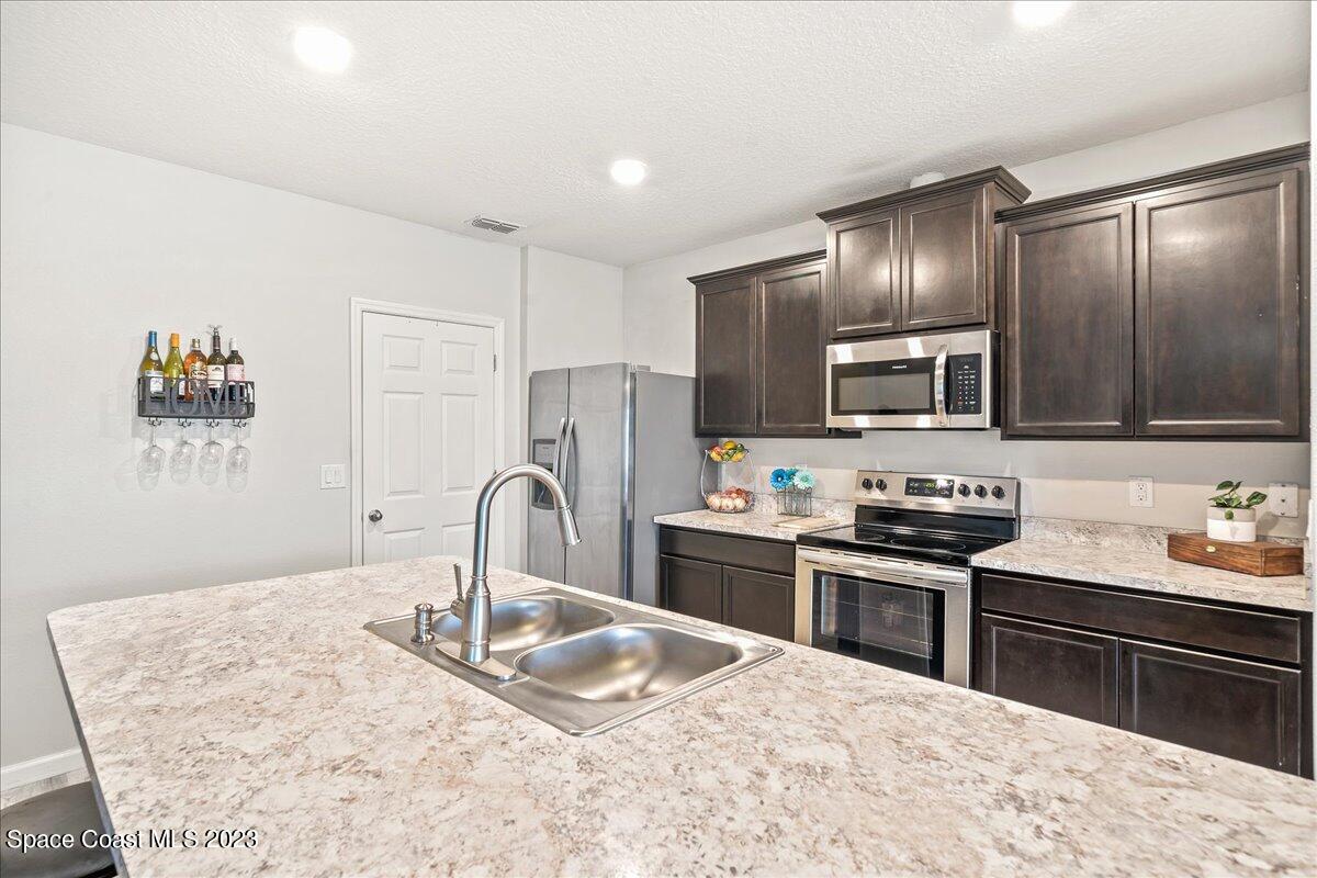 4480 Pagosa Springs Circle Melbourne, FL 32901 - Photo 6 of 41 Kitchen