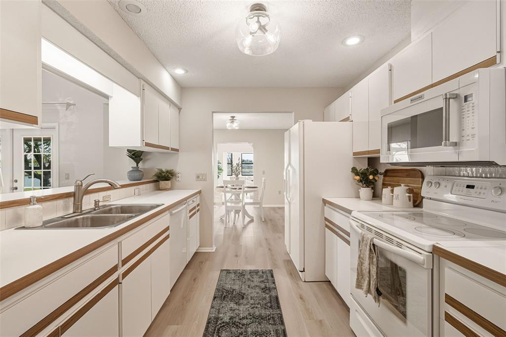 3308 Meadow Run Circle Venice, FL 34293 - Photo 13 of 79