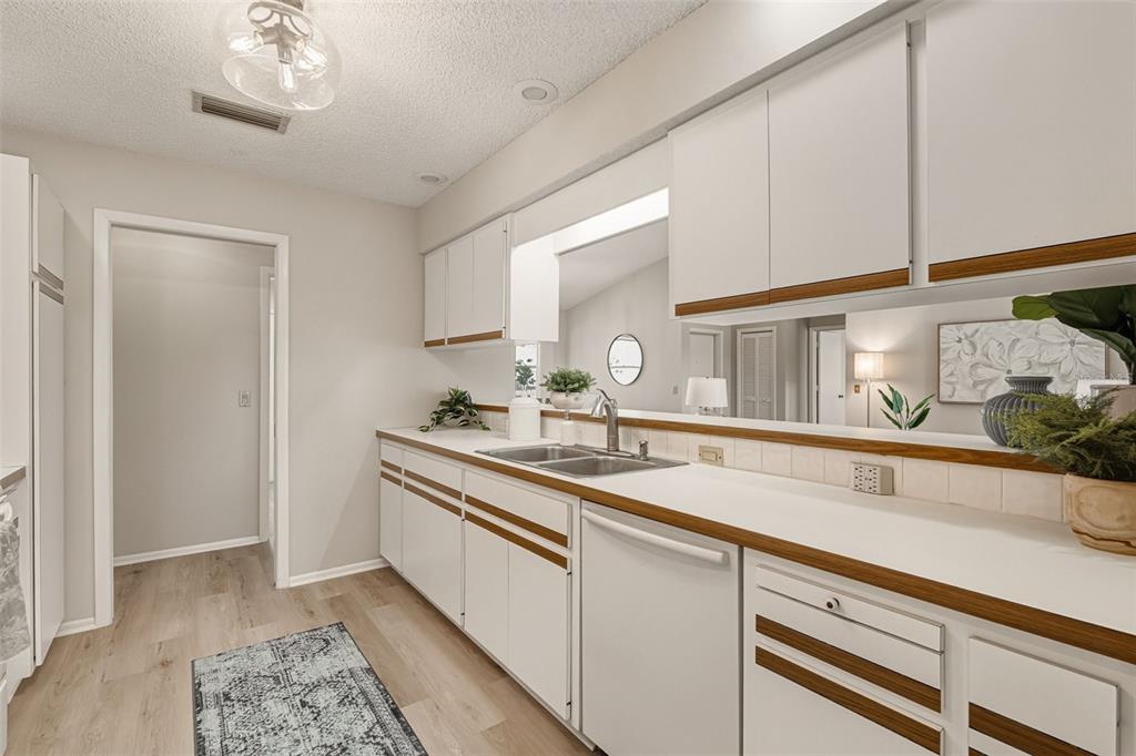 3308 Meadow Run Circle Venice, FL 34293 - Photo 15 of 79