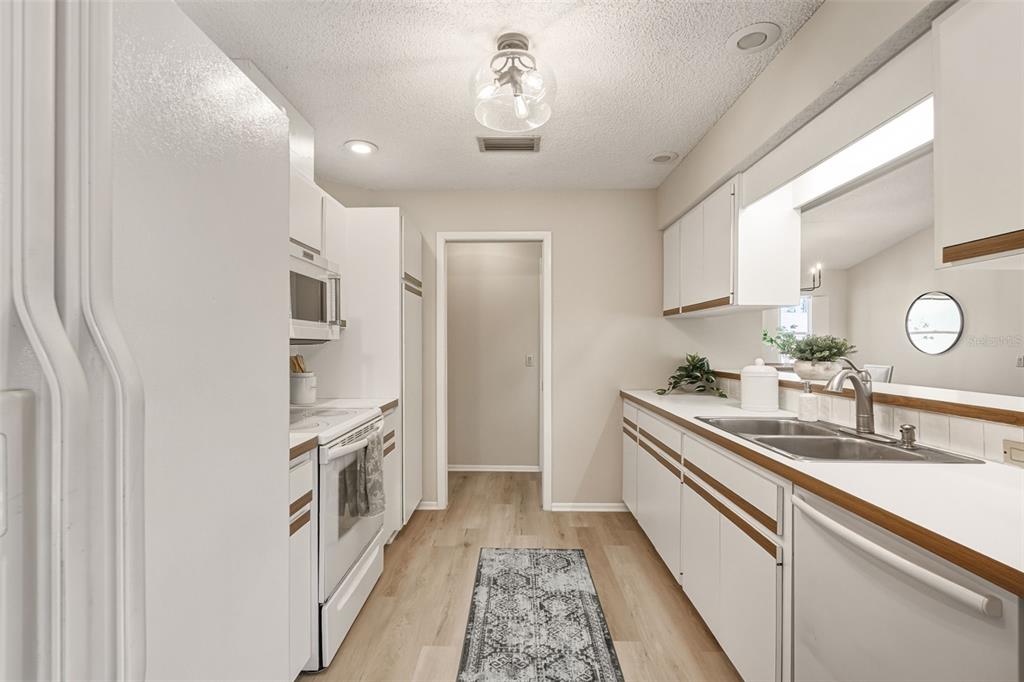 3308 Meadow Run Circle Venice, FL 34293 - Photo 17 of 79