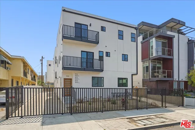$3,208 | 910 North Hudson Avenue, Unit A, Los Angeles, CA 90038