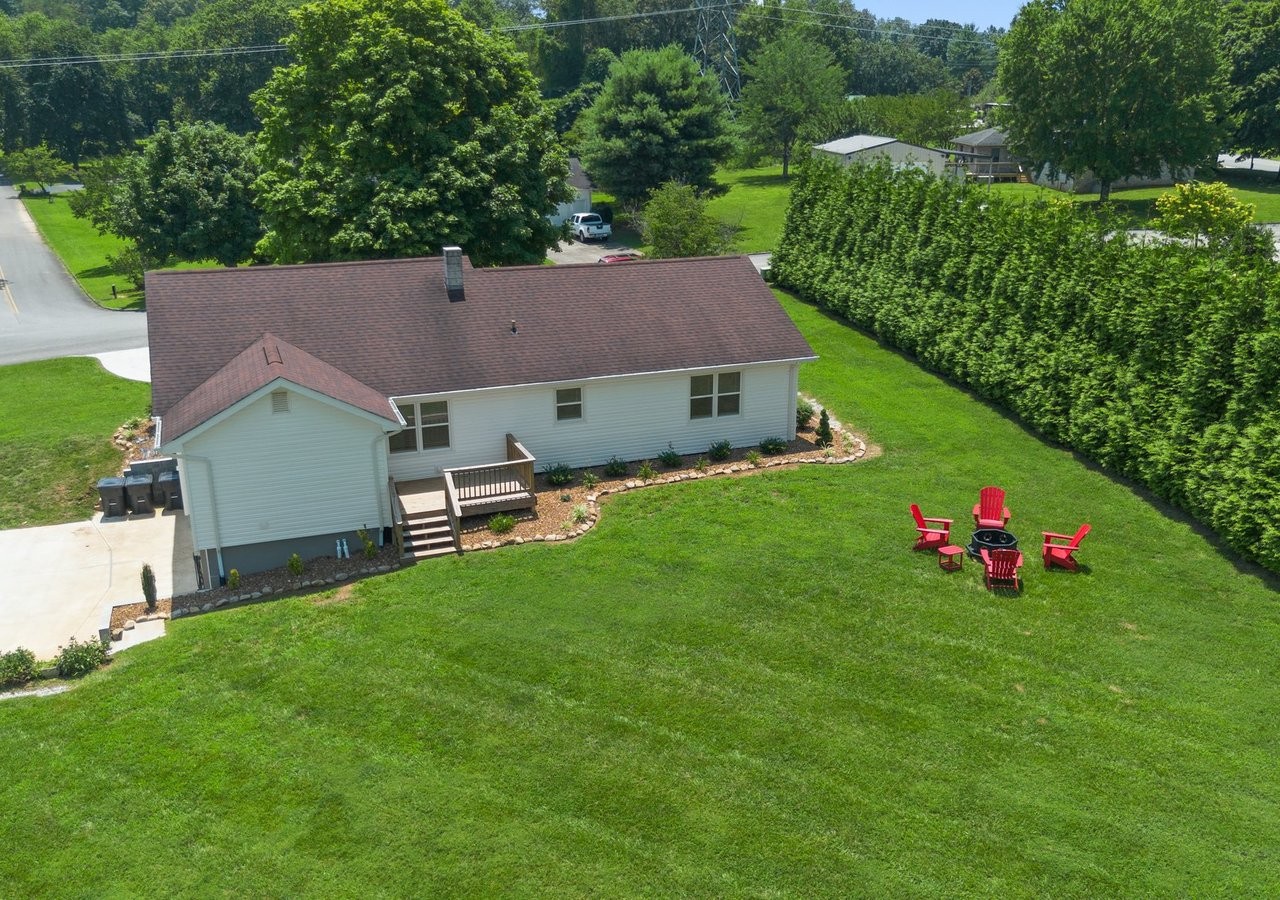 47 Long View Drive Winchester, TN 37398 - Photo 40 of 53 a aerial view of a house with table and chairs and wooden fence