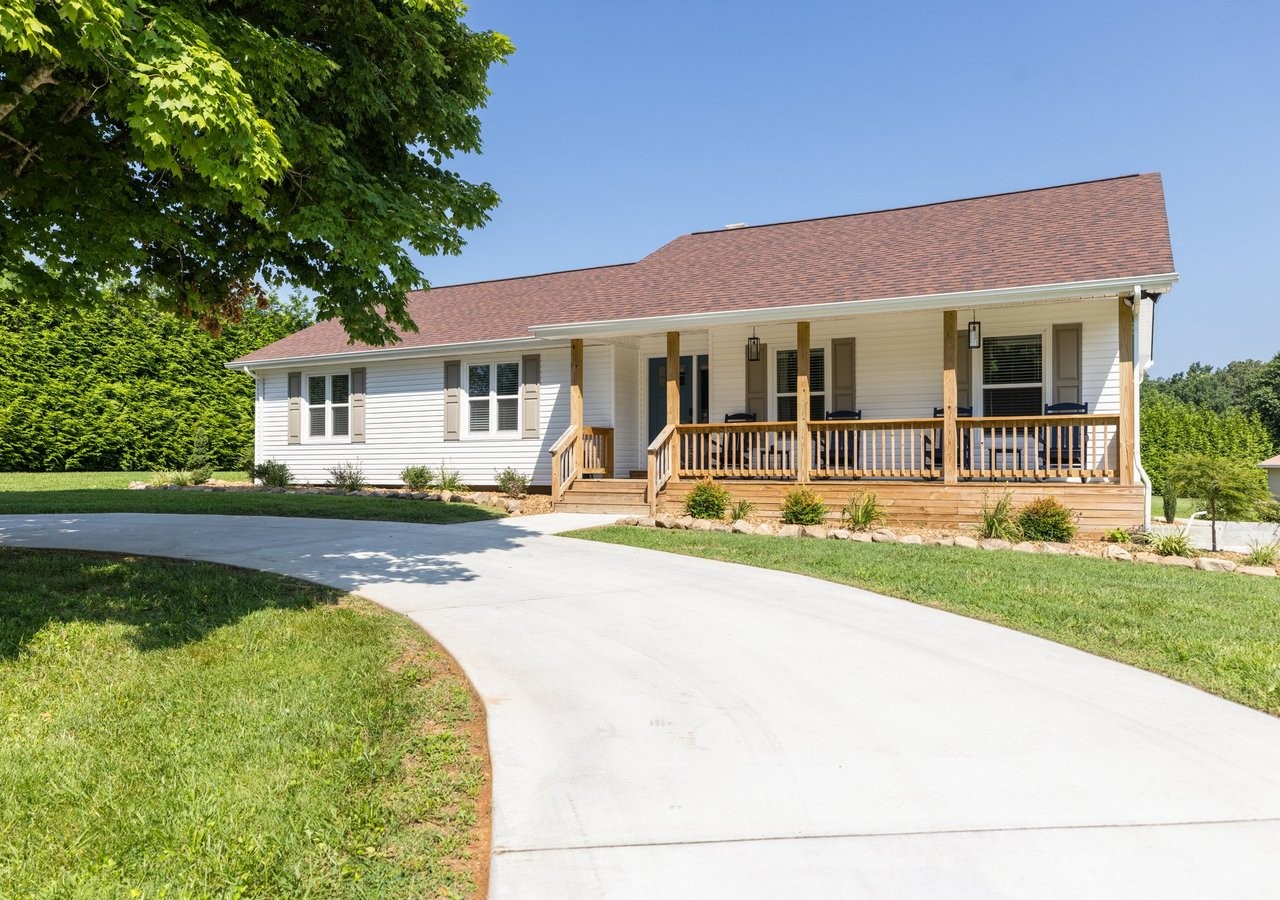 47 Long View Drive Winchester, TN 37398 - Photo 4 of 53 a view of a house with swimming pool and a yard