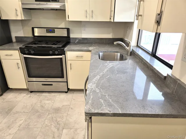 $5,250 | 90 Graywood Road, Port Washington, NY 11050