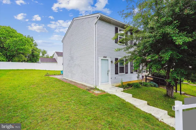 a view of a house with a backyard