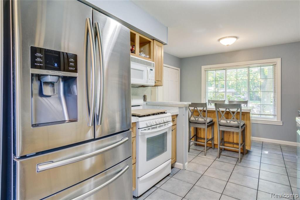 28015 Ridgebrook Road Farmington Hills, MI 48334 - Photo 8 of 35