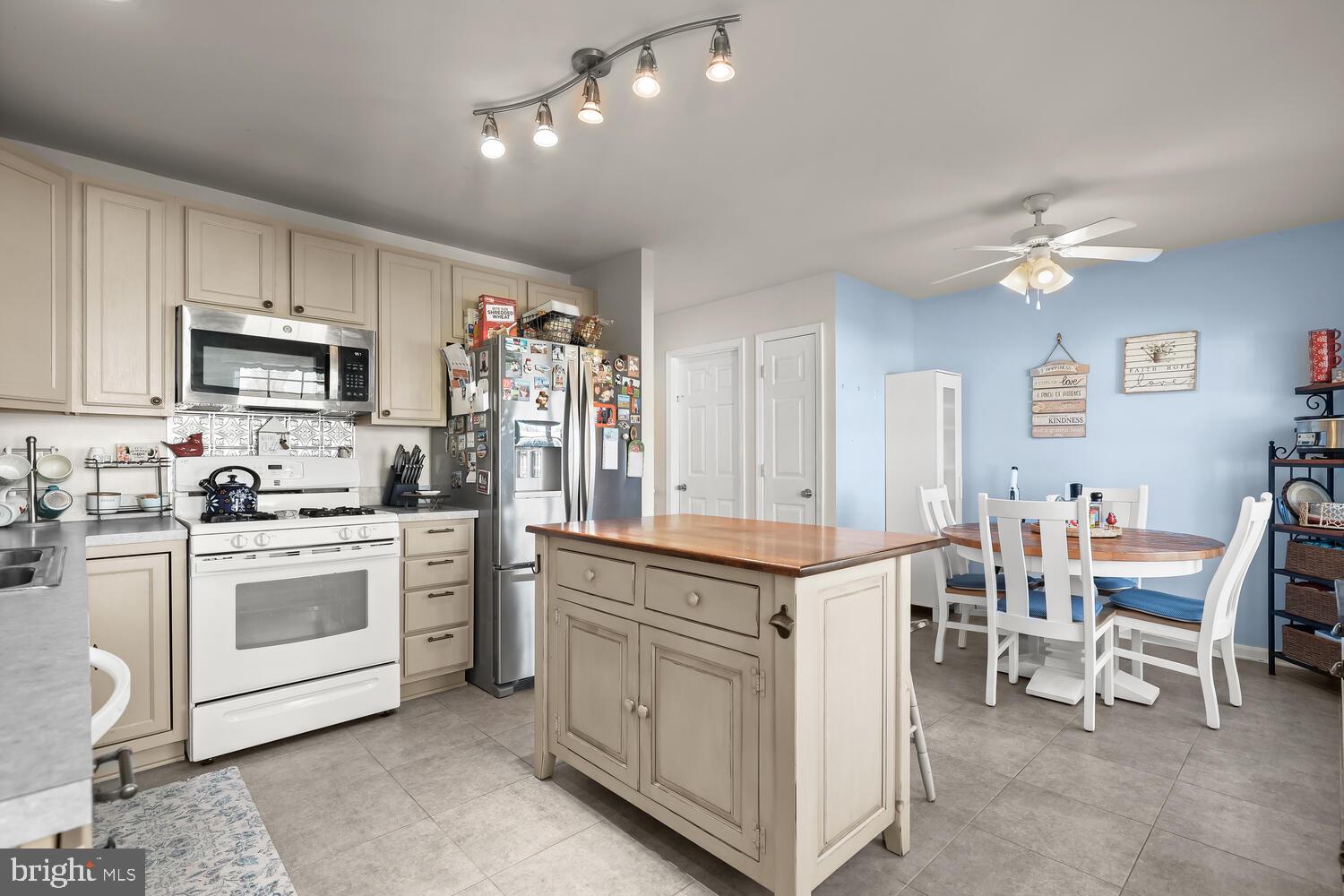 210 Seamaster Road Essex, MD 21221 - Photo 18 of 57 Eat In Kitchen