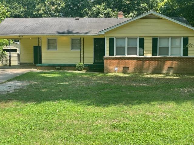 a view of a house with a yard