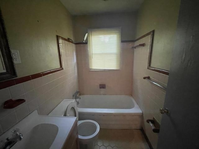 3300 Lucibill Road Memphis, TN 38116 - Photo 6 of 14 a bathroom with a toilet bathtub and shower