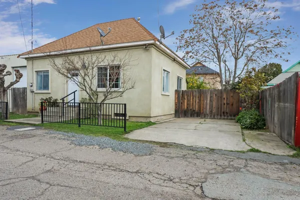 $319,900 | 517 South Sacramento Street, Lodi, CA 95240