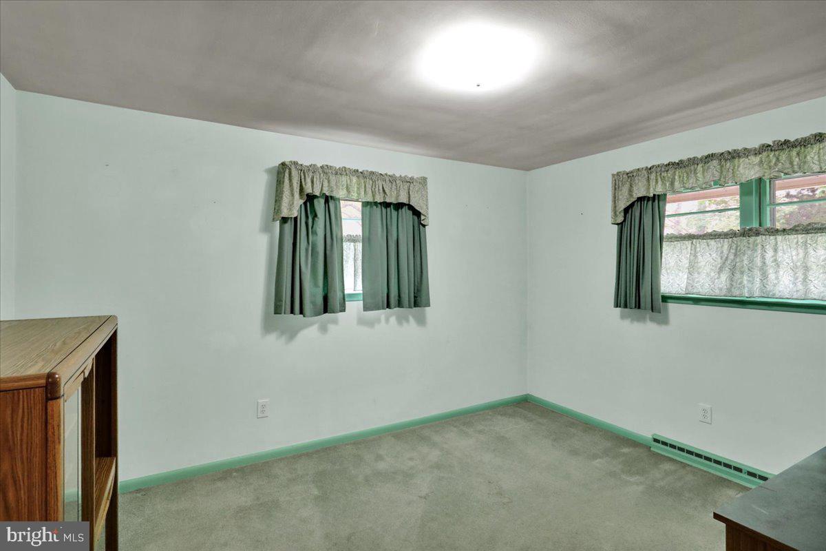 1224 Commonwealth Boulevard Reading, PA 19607 - Photo 14 of 27 an empty room with mirror and windows