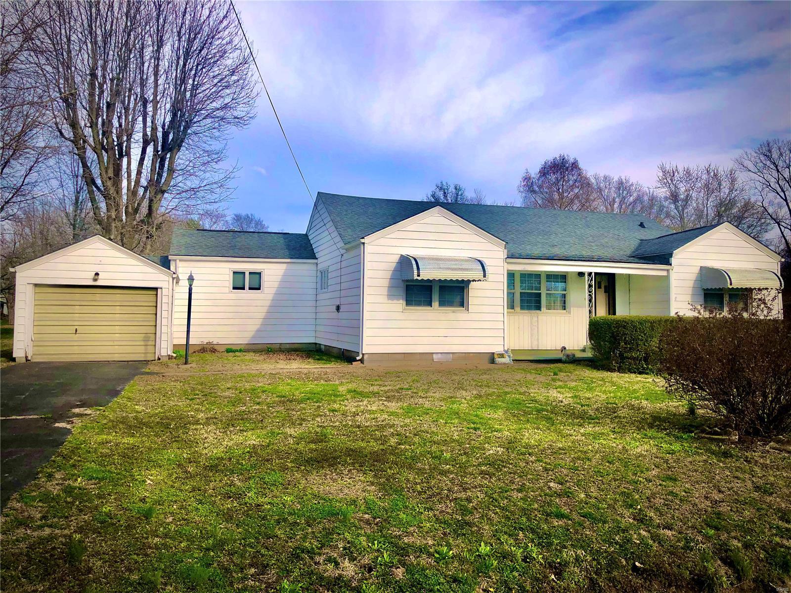 1208 Pershing Road West Frankfort, IL 62896 - Photo 3 of 19 Gallery Image 3