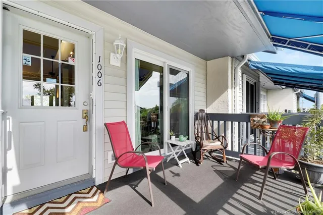 a view of entryway with bathroom