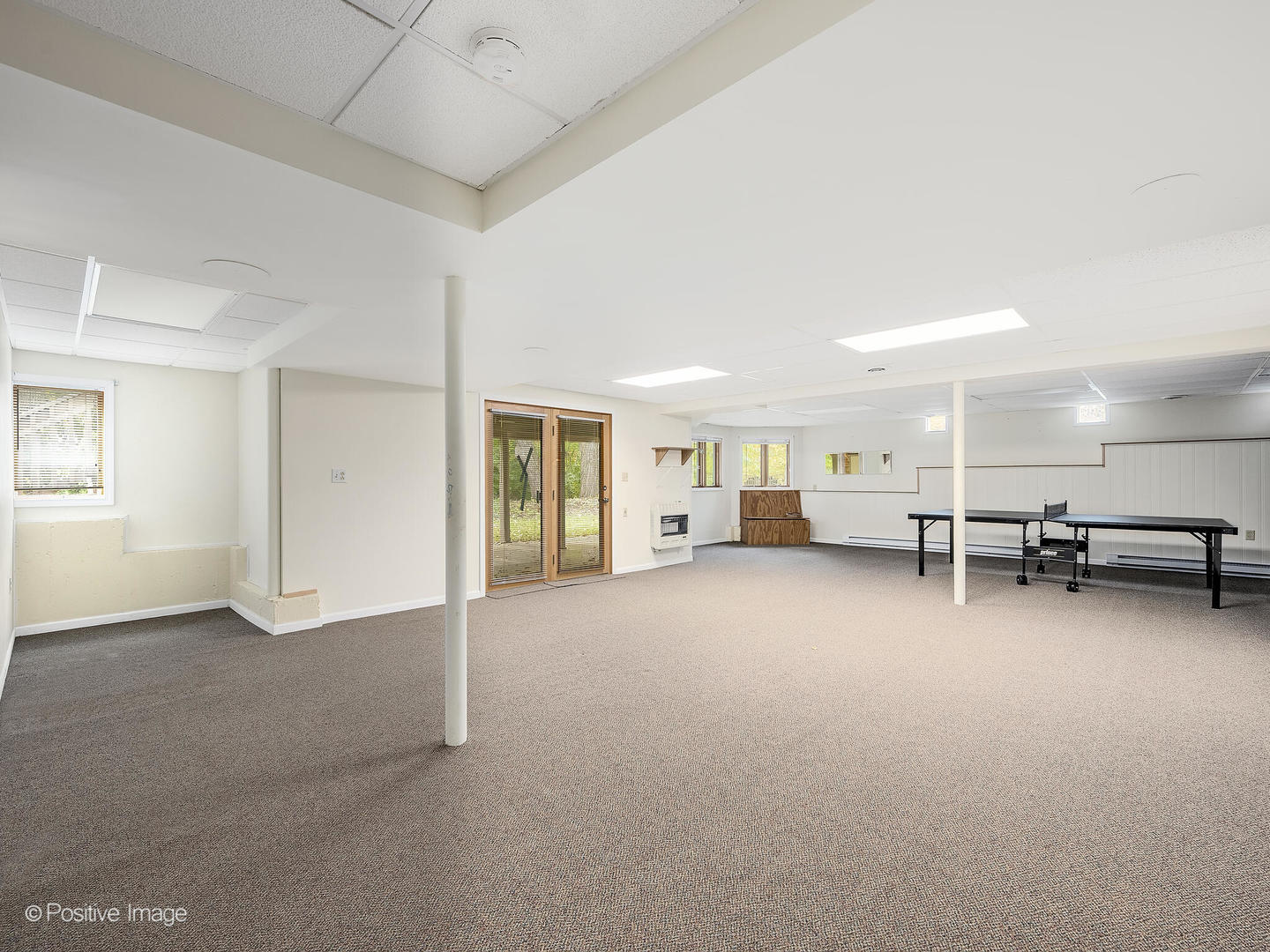 1332 Arbor Drive Lemont, IL 60439 - Photo 25 of 31 a view of a livingroom with table & chair a ceiling fan and window