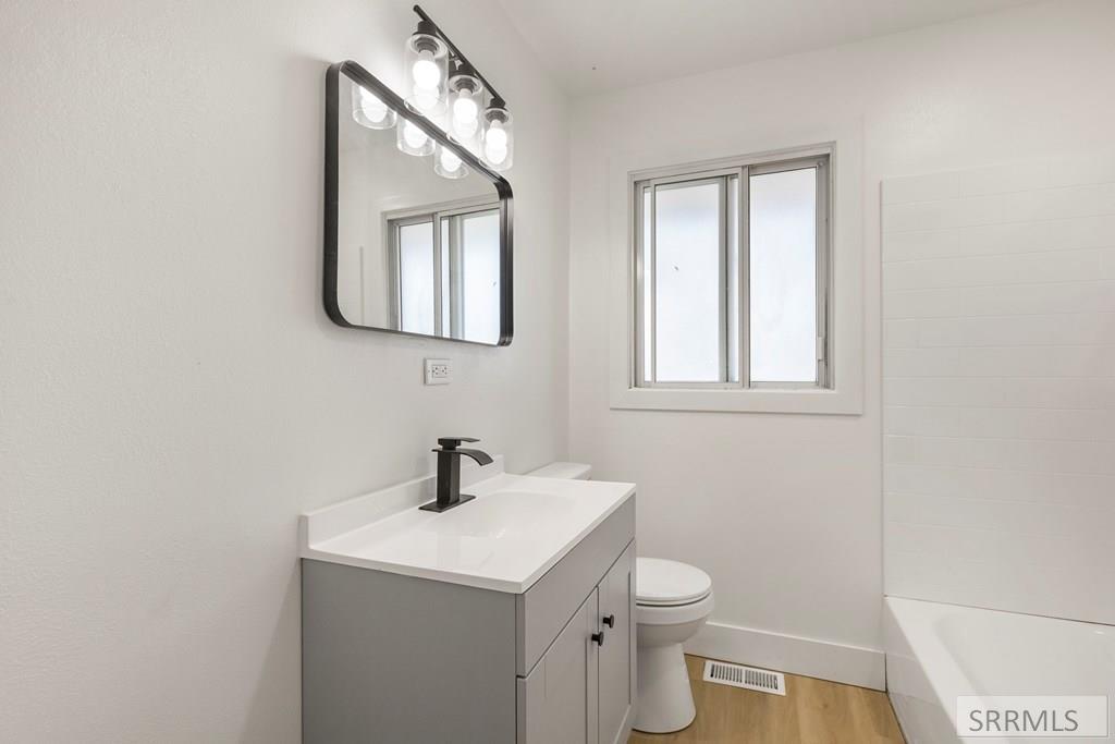 1554 Beverly Road Idaho Falls, ID 83402 - Photo 27 of 50 Main Bathroom