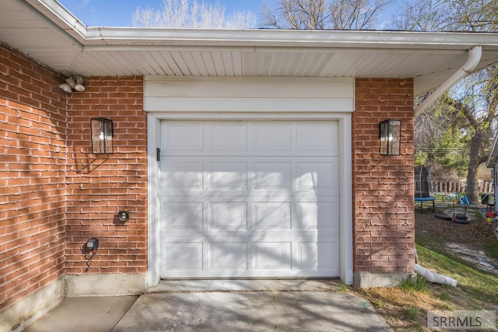 1554 Beverly Road Idaho Falls, ID 83402 - Photo 4 of 50 Garage