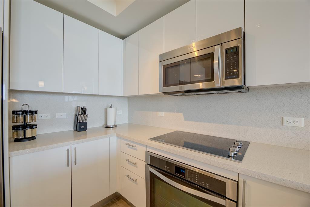 999 Southwest 1st Avenue, Unit 2913 Miami, FL 33130 - Photo 11 of 36 a kitchen with a stove and a microwave