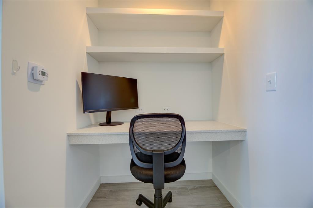 999 Southwest 1st Avenue, Unit 2913 Miami, FL 33130 - Photo 13 of 36 a bathroom with a toilet and a sink