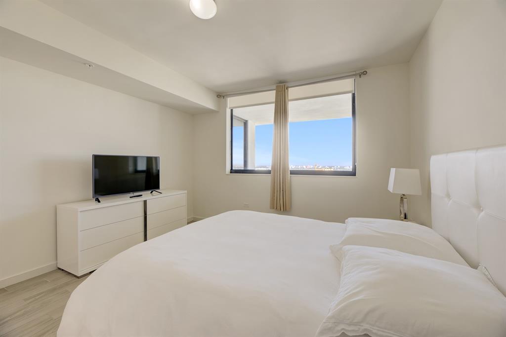 999 Southwest 1st Avenue, Unit 2913 Miami, FL 33130 - Photo 14 of 36 a bedroom with a bed and a flat screen tv