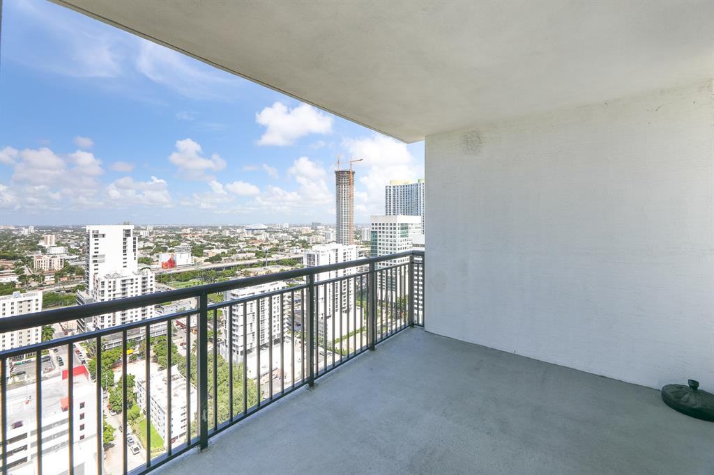 999 Southwest 1st Avenue, Unit 2913 Miami, FL 33130 - Photo 19 of 36 a view of city from balcony