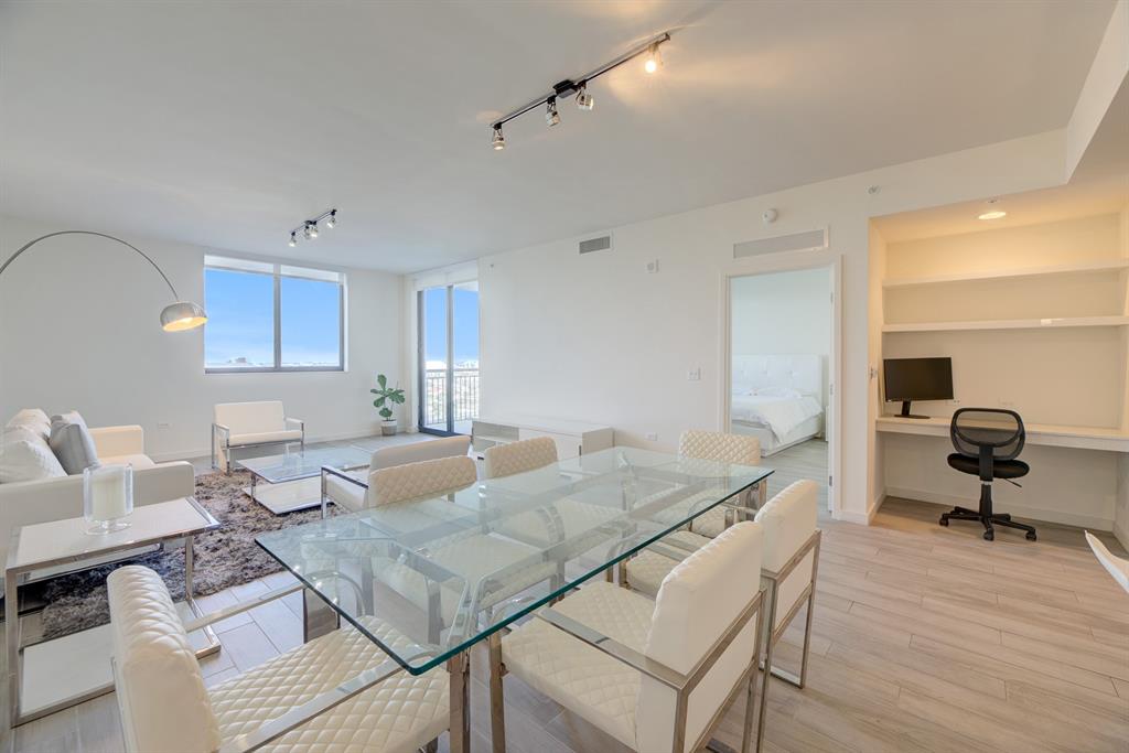 999 Southwest 1st Avenue, Unit 2913 Miami, FL 33130 - Photo 6 of 36 a living room with furniture and a table