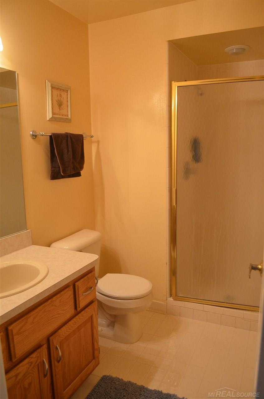 50371 Riverside Drive Macomb, MI 48044 - Photo 8 of 30 Full bath off the kitchen