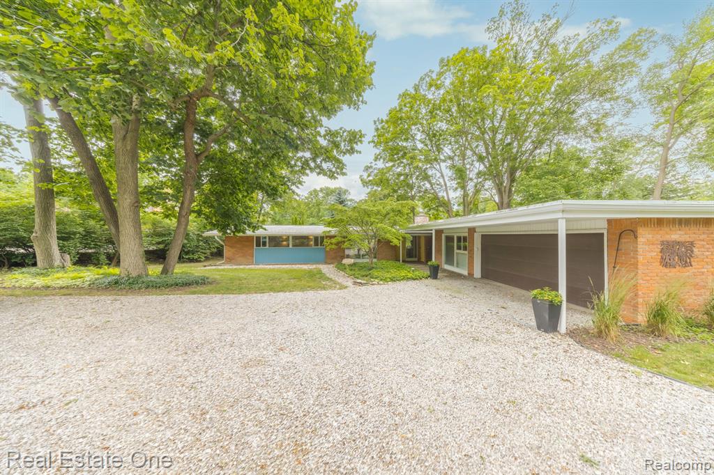 29845 Highmeadow Road Farmington Hills, MI 48334 - Photo 3 of 36
