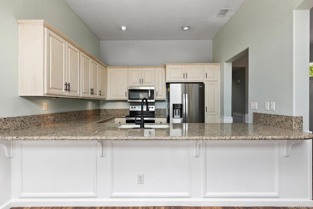 9046 Circle R Oaks Lane Escondido, CA 92026 - Photo 14 of 45