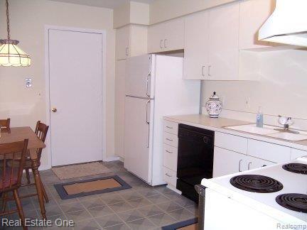 565 Tennyson, Unit 82 Rochester, MI 48307 - Photo 6 of 13 Tennyson 565-Kitchen