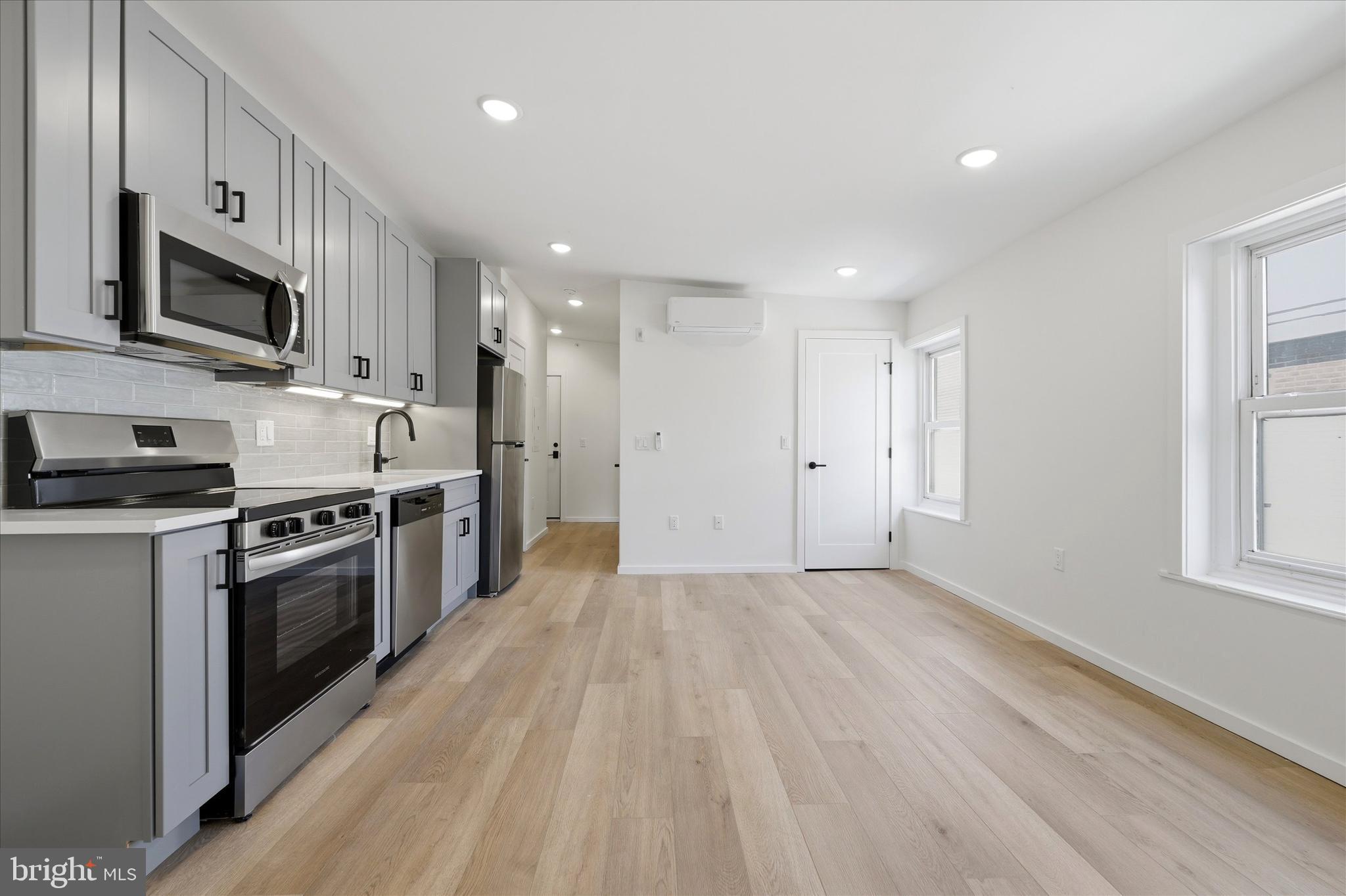 627 North 16th Street, Unit 302 Philadelphia, PA 19130 - Photo 4 of 12