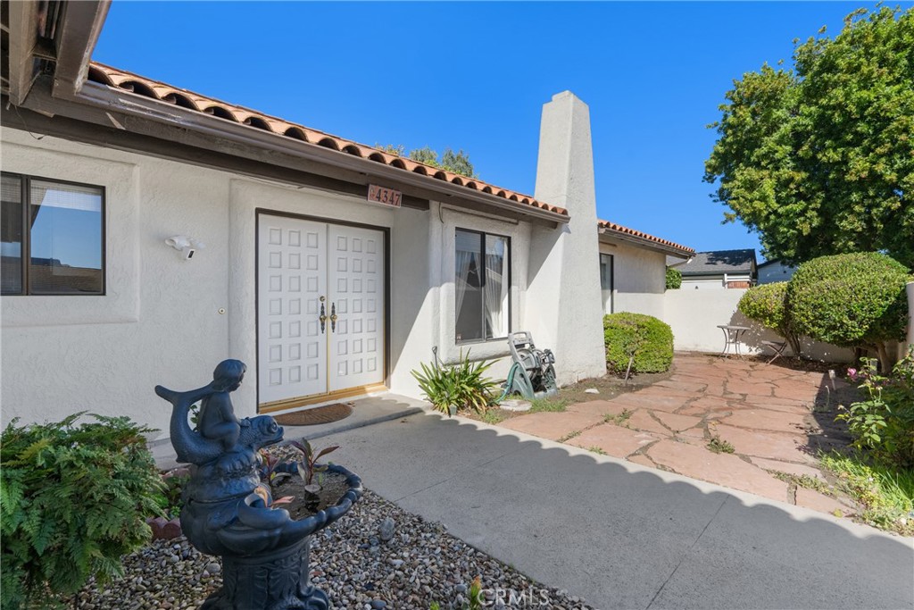 4347 Manchester Court Santa Maria, CA 93455 - Photo 5 of 40 a front view of a house with garden